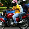 dois_cara_numa_moto_