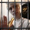 никому не