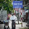 Việt thích đi một mình.