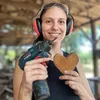 Uma guria na marcenaria