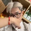 Anh nạ mặt coi bài