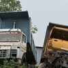 गुडिरहेका टिपर र ट्रक