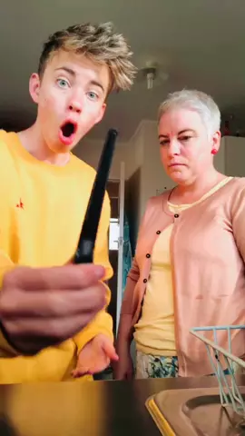 Magic with my mom! where did it go!?😱💥 @musical.ly #musicallyapp #featureme #magicfakeout