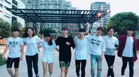 畢業後大家就分離了……才怪！我們在玩老鷹抓小雞😂😂 #有你在身邊就很美