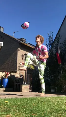 #hatflipchallenge  😂Such a cool challenge🌴☀️ I combined it with #juggling 😍