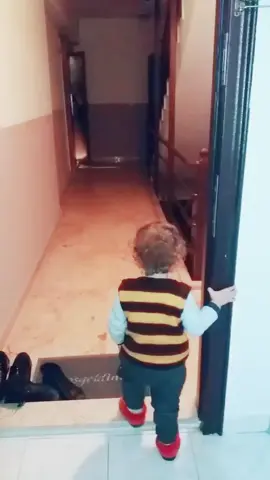 babamızın işten dönüşünü koşarak karşılıyoruz. 👪🙏❣💙💛💙