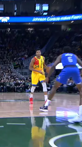 Giannis drops the hammer! 🔨