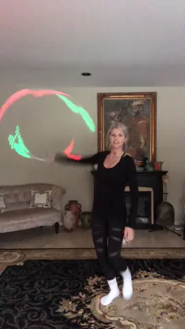 New video up on YouTube and it’s a hoop tutorial! YouTube.com/juliezats ⭕️
