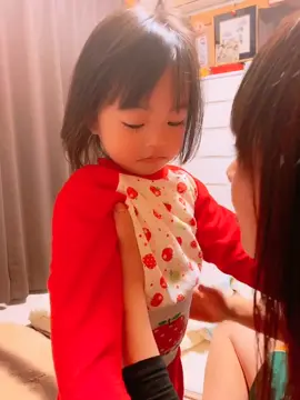 次女采香の大事なクレヨンしんちゃんのキーホルダー、長女の子ハンナが噛みちぎったので叱られてます😅ゴメンね言えて偉かったね❤️#子供のいる暮らし