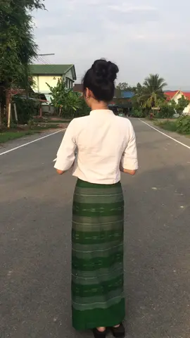 เป็นกฎของโรงเรียนต้องใส่ชุดพื้นเมืองทุกวันศุกร์😂