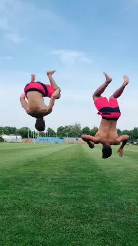 @hartmannmarek 🤪 TOP trénink👍🏼 #parkour #fail #backflip #flips #training #outside #synchro