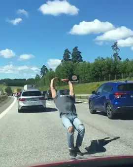 road rage 😂 #backhandspring #backflip #afro #justajoke #muscles #foryou #highway #sweden #big