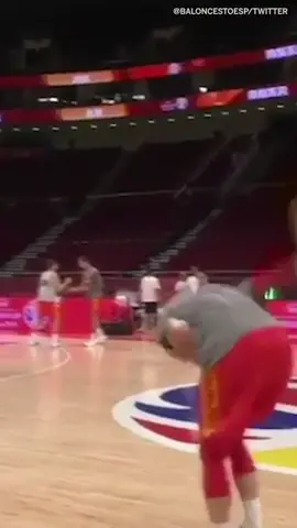 This half-court shot is ridiculous 🤯 (via baloncestoesp/Twitter) #sports #trickshot #basketball