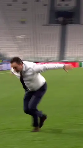 Sliding into a new Champions League season! 🤣💥 #Ajax #championsleague #overmars