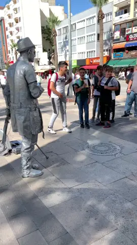 Nasıl gülmeden duruyosun diyosunuz ya inanın bazen çok zor oluyo  🤣😅 #eğlence #troll #comedia #komik #funny #colegateam #viral #tiktokcomedia