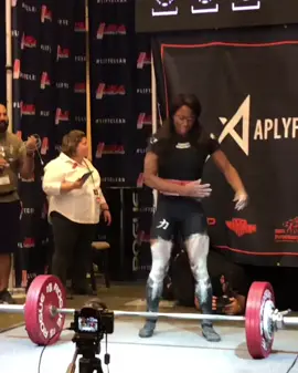 She set the junior deadlift record 413 LBS and she’s only 122 LBS 😳 [via ironqueenfitness/instagram] #gym #foryou #foryoupage #Fitness #athlete