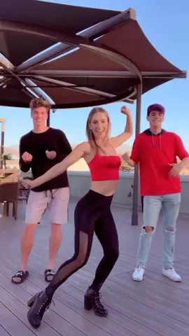 Y’all like my new backup dancers? 😉 @joeyklaasen @alexojeda #sarati #dance #foryou