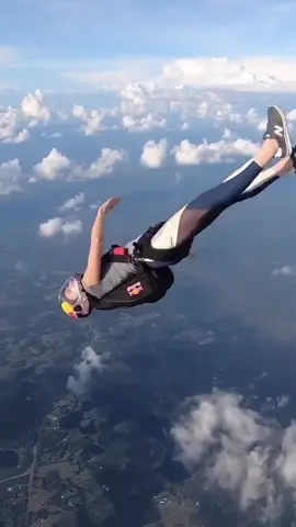 Diving into the weekend 👐 w/ @kuczynska.maja #skydive #fridayfeeling #givesyouwings