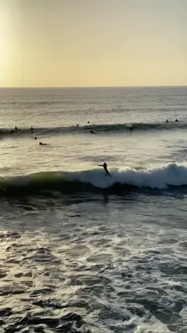 When you’re in surf city the combo of waves and a sunset is all you need. #surfing #huntingtonbeach #california #surf #surfcity #californiasurfing