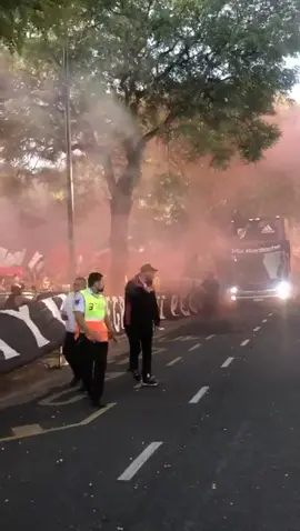 Ni en las buenas, ni en las malas... SIEMPRE. Así recibía la gente al plantel luego de la #FinalLibertadores. ⚪️🔴⚪️