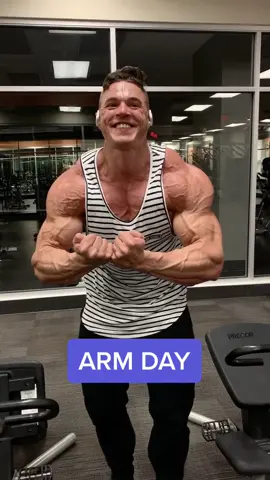 A few veins... 🤷🏻‍♂️ #HolidayBeat #bodybuilding #muscle #gains #gym #fit #arms #biceps #veins #grow #training #foru #foryou