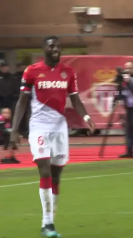 Quand tu as porté le numéro 14 trop longtemps dans ta carrière 😂 #tiktoksports #Football #Fail