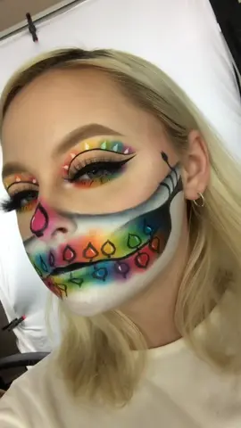 holiday lights 🎄❤️ eyes ib: ohmygeeee & makeupbyalinna on ig #foryou #christmastime #gotcaught
