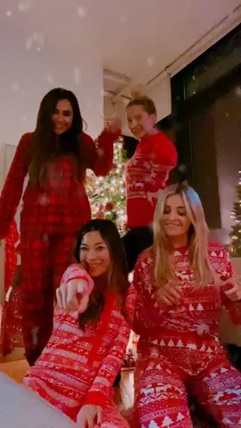 @louisecooney_ @jasmineeliasboswell @tourdelust #christmas #alliwantforchristmasisyou #mariahcarey #holiday #christmastree #pjs #onesie