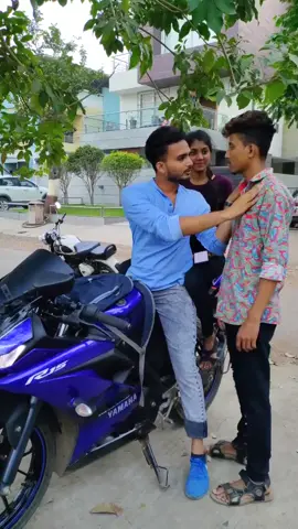 भाई तू तो मेरी दुनिया है..😂 #tagyourfriend #15svines #comedy #originalsound #featureme #viral #trending #foryou #fyp #tiktokindia #SmileDekeDekho