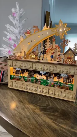 Day 11 of my Christmas advent calendar omg it’s so cute