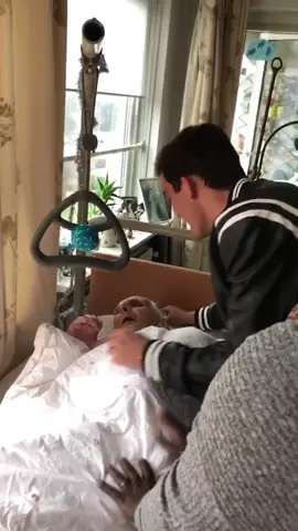 When i heard my grandpa doesn’t have much longer to live.. I directly took my 10 hour flight back to give him one last hug..😔❤️🙏🏻i love you grandpa