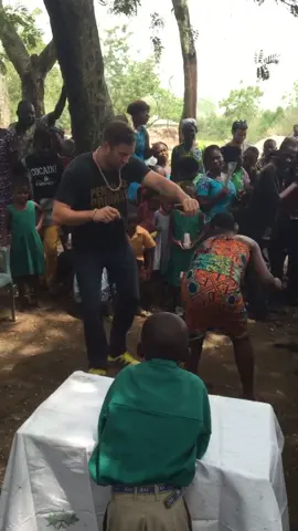 That feel good feeling building schools in Ghana 🇬🇭 #ghana #africa #charity #everyonecounts #my2019 #fyp