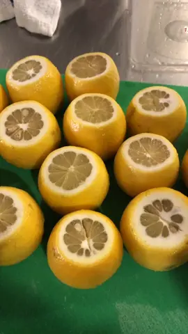 Lemon cutting hack #restaurants #restaurantlife #lemons #bartender #barback #fyp #foryourpage