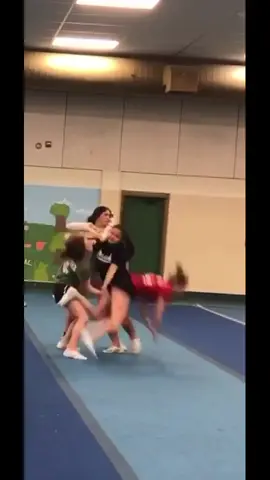 lol I’m the flyer! #wintersports #givemeasign #fyp #cheer #foruyou