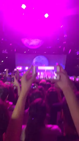 When you don’t know the lyrics of 7 rings by Ariana Grande but u still trying #concert #arianagrande #7rings #thankunext #live