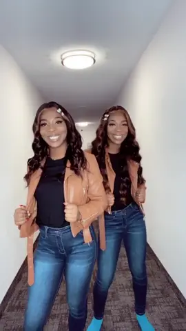 Comment how many siblings do you have?👇🏽👇🏽 We have 1 older sister ☺️ #foryouppage #twins #dance #foryou #fyp #2020 #virał