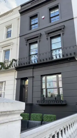 Thoughts on the all black townhouse? 👍🏼 or 👎🏼? #london #thisislondon #londontown #architecture #foryou #foruyou #foru #pourtoi #viral