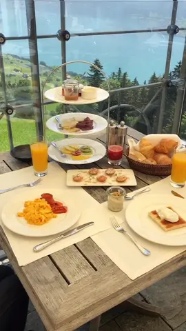 Breakfast with a view! Now this is mountain porn 😂🙌🏽 #fyp #tiktokswitzerland #viralvideo #beautifulview #breakfast #luxury #travel #tiktoktravel