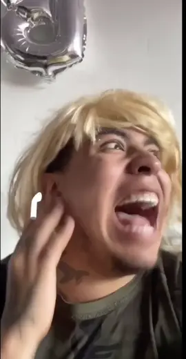 La pendeja q se la pasa con los AirPods puestos xdd INSTAGRAM: Juandam_
