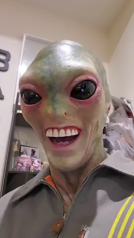ok folks, let's see what you can do with this sound! #makeup @sidneycumbie @jacquelynlee843   #alien #ufo #mepracticing #teeth #sound #laugh #area51