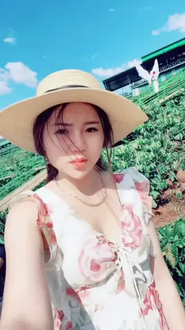 Nắng quá mặt nhăn kkk