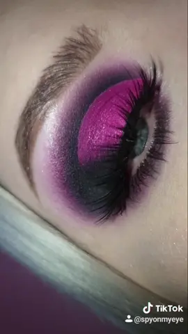 #fyp #foryou #foryoupage #makeup #eyeshadowtutorial #makeuptutorial #viral #ukmakeupartist #ukfashion #blackeyeshadow #smokeyeye #pinkeyeshadow