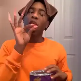 😂😂😂😂 هذا يقلد حركات البنات اذ بتكل شبس أظافرها طويله موت ضحك عليه