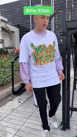 Así reaccionan los artistas famosos al golpearse 😂