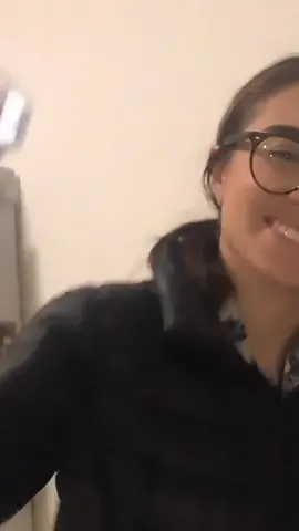 Mi hermana nos tenia horas buscando sus lentes pero no podía ver donde estaban 😂🤣