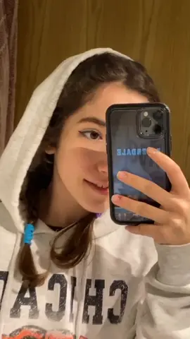 Ya tengo el truco del eyeliner y de las trenzas 🤤 ¿Os gusta mi funda? La he echo yo 🥰💙