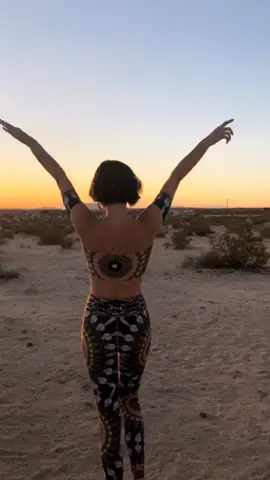 Sunsets in the Noor print 🌿 #joshuatree #californiadreaming #wanderlust #traveldiaries #tiktoktravel #makesustainabilitysexy #wolventhreads #sunset