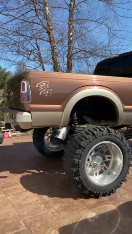 #fyp #trucks #dieseltruck #diesel #turbodiesel #lifted #liftedtrucks #ford #powerstroke #26x16s #boggers #rocklights #pavementprincess #daddysmoney