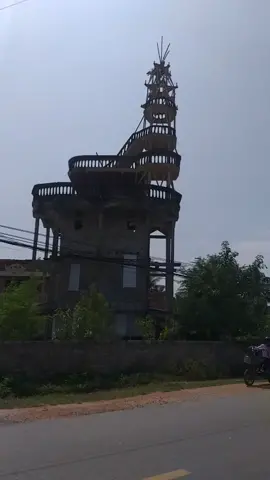Ai ở Yên Thành Nghệ Ăn. thì sẽ biết về lịch sử ngôi nhà này. nghe nói một người Đàn Ông tự tay xây trong 3 năm và chỉ một mình 👍