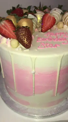 Wouldn’t you like a slice? #cakevideo #cake #cakedecorator #baking #tiktokfood #dripcake #drip #birthdaycake #fyp #happybirthday #foodporn #yummy